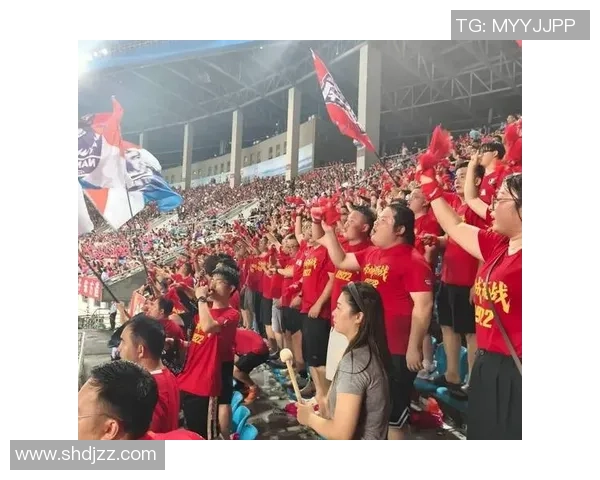 足球明星街头即兴踢球引围观粉丝热情欢呼场面火爆